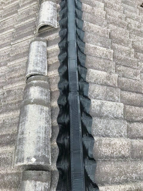 Nocktätningsband monterat för att skydda taket mot fukt och smuts